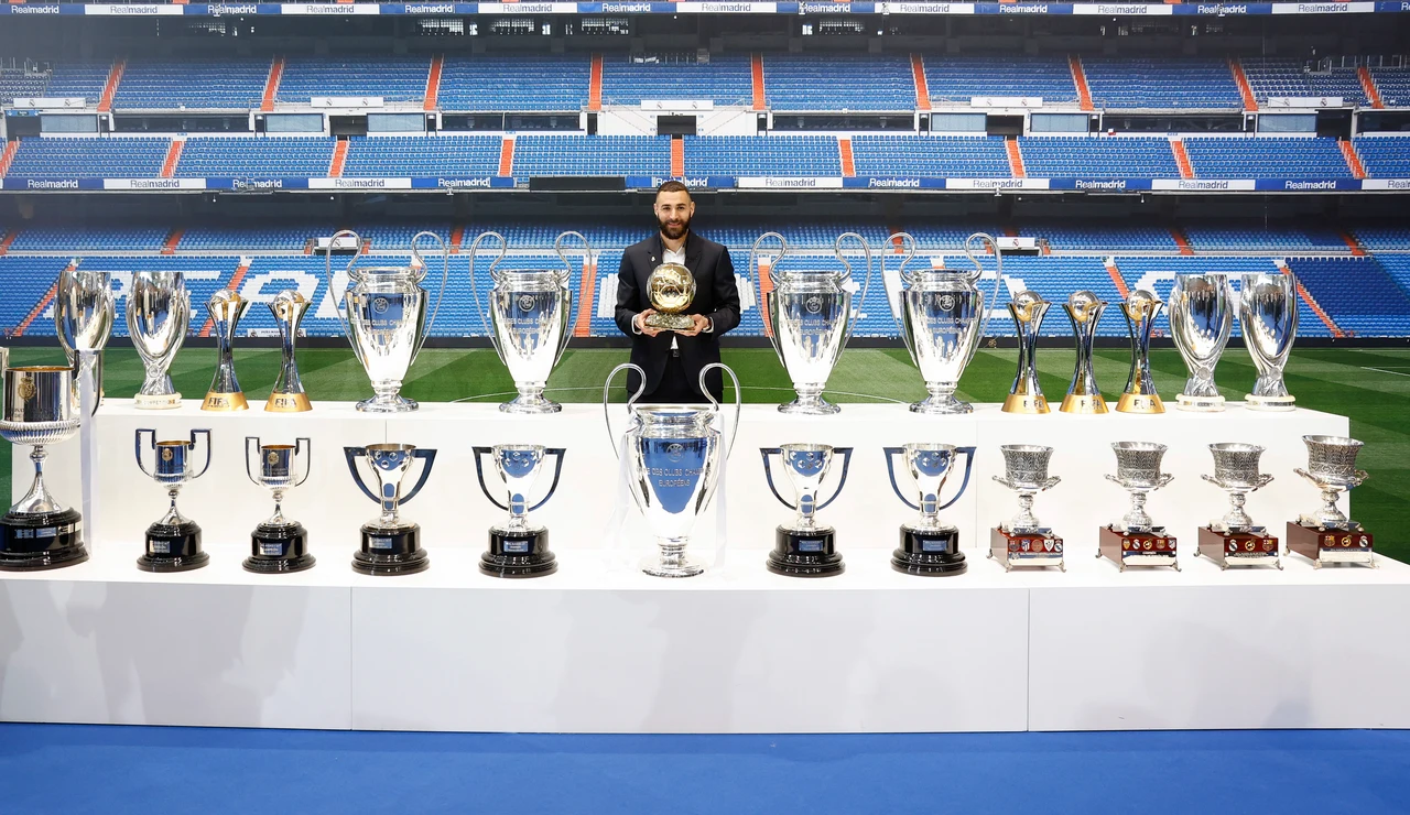 Karim Benzema posa con los trofeos ganados durante sus 14 años en el Real Madrid