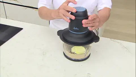 Trocear las galletas hasta crear un polvo muy fino Trocear las galletas hasta crear un polvo muy fino