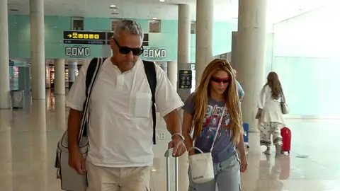 Shakira y su hermano Tonino en el aeropuerto Shakira y su hermano Tonino en el aeropuerto