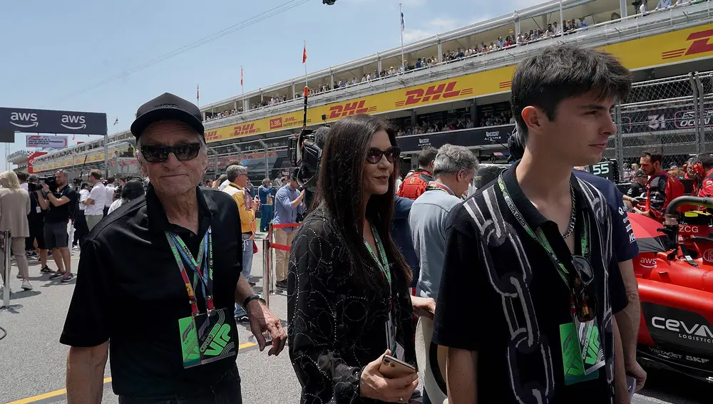 Micheal Douglas y Catherine Zeta-Jones con su hijo Dylan en GP de España de F1