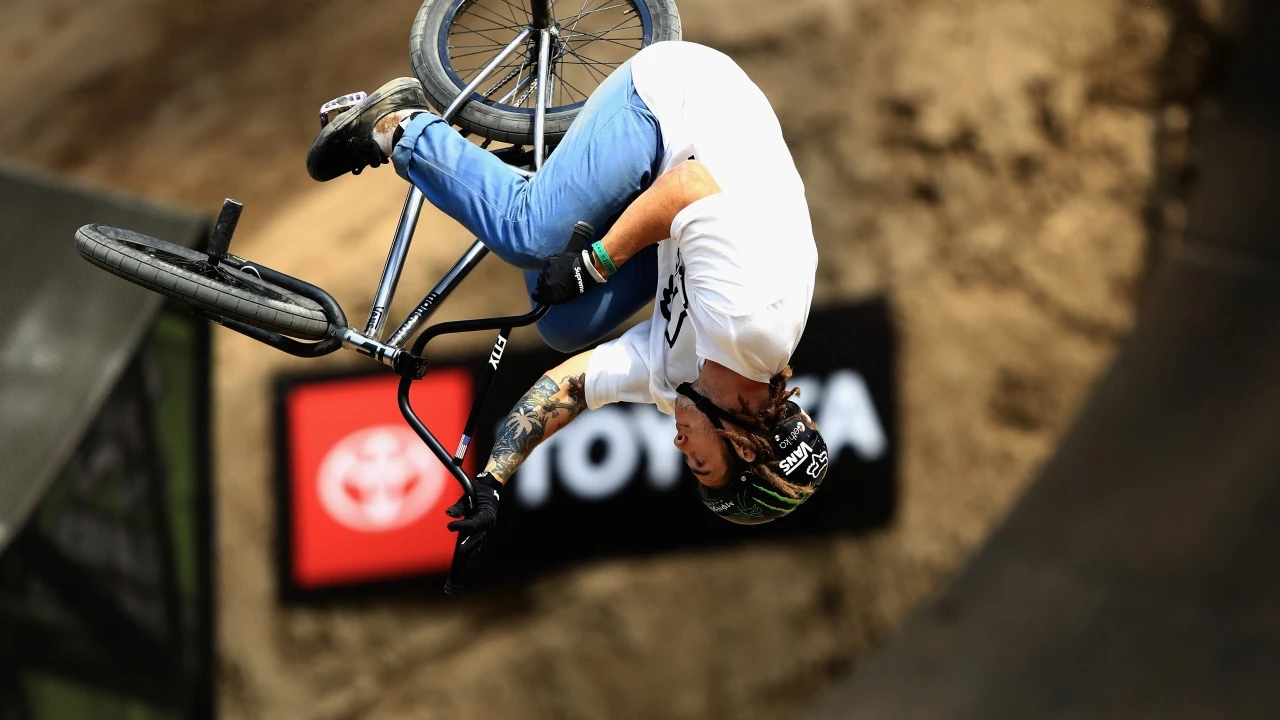 Pat Casey en el aire durante una prueba BMX Pat Casey en el aire durante una prueba BMX