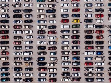Vista aérea de coches aparcados
