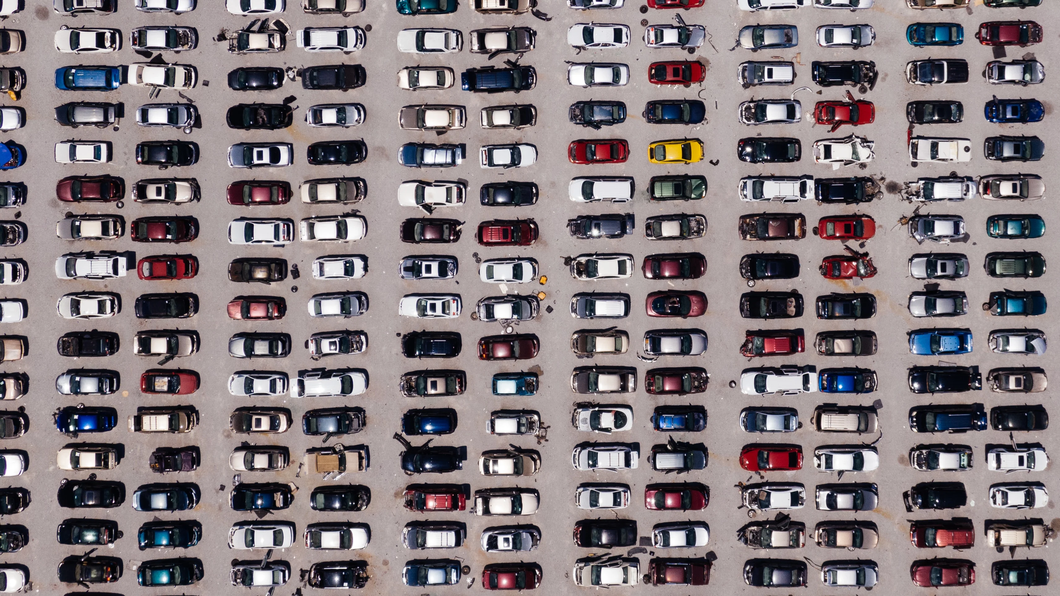 Vista a&eacute;rea de coches aparcados