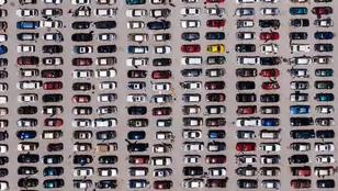 Vista aérea de coches aparcados