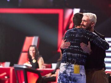 Rayden abraza a Sebasti&aacute;n Yatra en 'La Voz Kids'