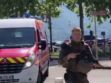 Varios niños y un adulto resultan heridos tras un ataque con cuchillo en Francia