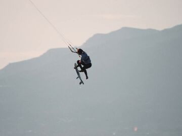 Tarifa, escenario del mayor espectáculo mundial de kitesurf: "La gente se queda en shock"