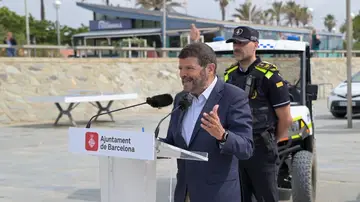 El teniente de alcalde de Seguridad de Barcelona, Albert Batlle, explica el dispositivo de la Unidad de Playas