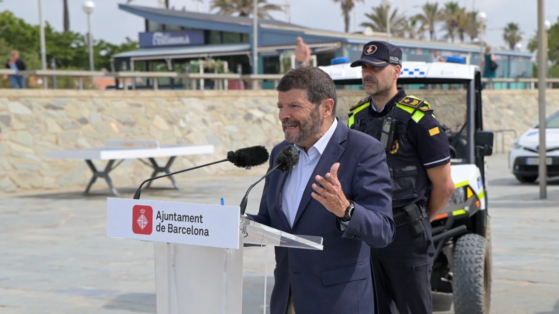 El teniente de alcalde de Seguridad de Barcelona, Albert Batlle, explica el dispositivo de la Unidad de Playas