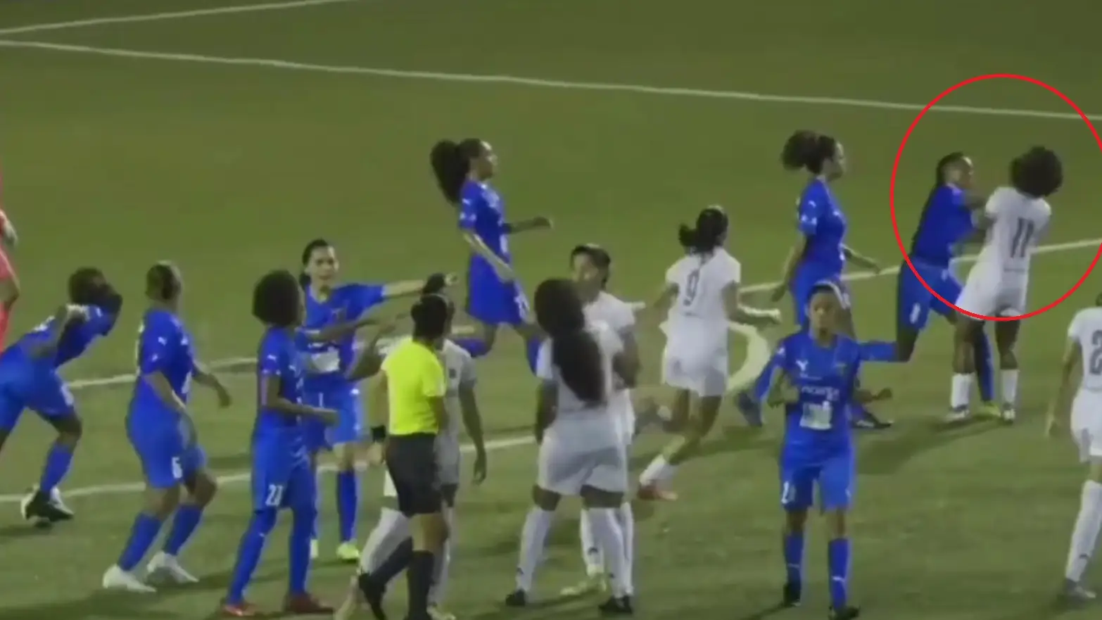 Momento en el que una jugadora de Plaza Amador agrede a una rival