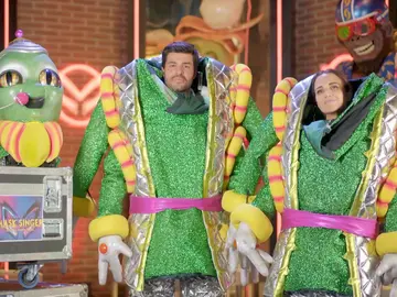 ¿Dinero o tiempo? ¿Libros o pelis? ¿Internet o amigos? Paula Echevarría y Miguel Torres se mojan en 'Mask Singer' ¿Dinero o tiempo? ¿Libros o pelis? ¿Internet o amigos? Paula Echevarría y Miguel Torres se mojan en 'Mask Singer'