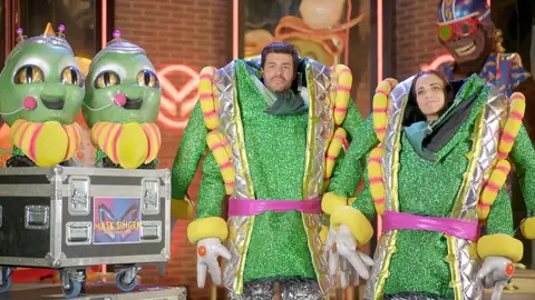 ¿Dinero o tiempo? ¿Libros o pelis? ¿Internet o amigos? Paula Echevarría y Miguel Torres se mojan en 'Mask Singer' ¿Dinero o tiempo? ¿Libros o pelis? ¿Internet o amigos? Paula Echevarría y Miguel Torres se mojan en 'Mask Singer'