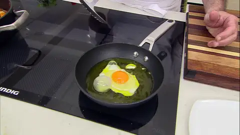 Fríe los huevos Fríe los huevos