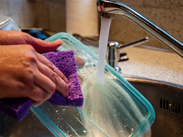 Limpieza de una fiambrera Limpieza de una fiambrera