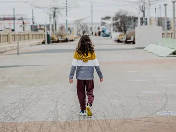 Niño de espaldas Niño de espaldas