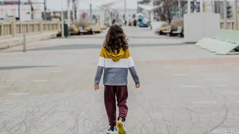 Niño de espaldas Niño de espaldas