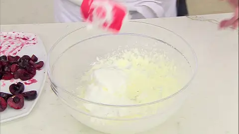 Añade las cerezas picadas y continúa envolviendo Añade las cerezas picadas y continúa envolviendo