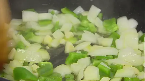 Pocha la cebolla, los dientes de ajo y el pimiento Pocha la cebolla, los dientes de ajo y el pimiento