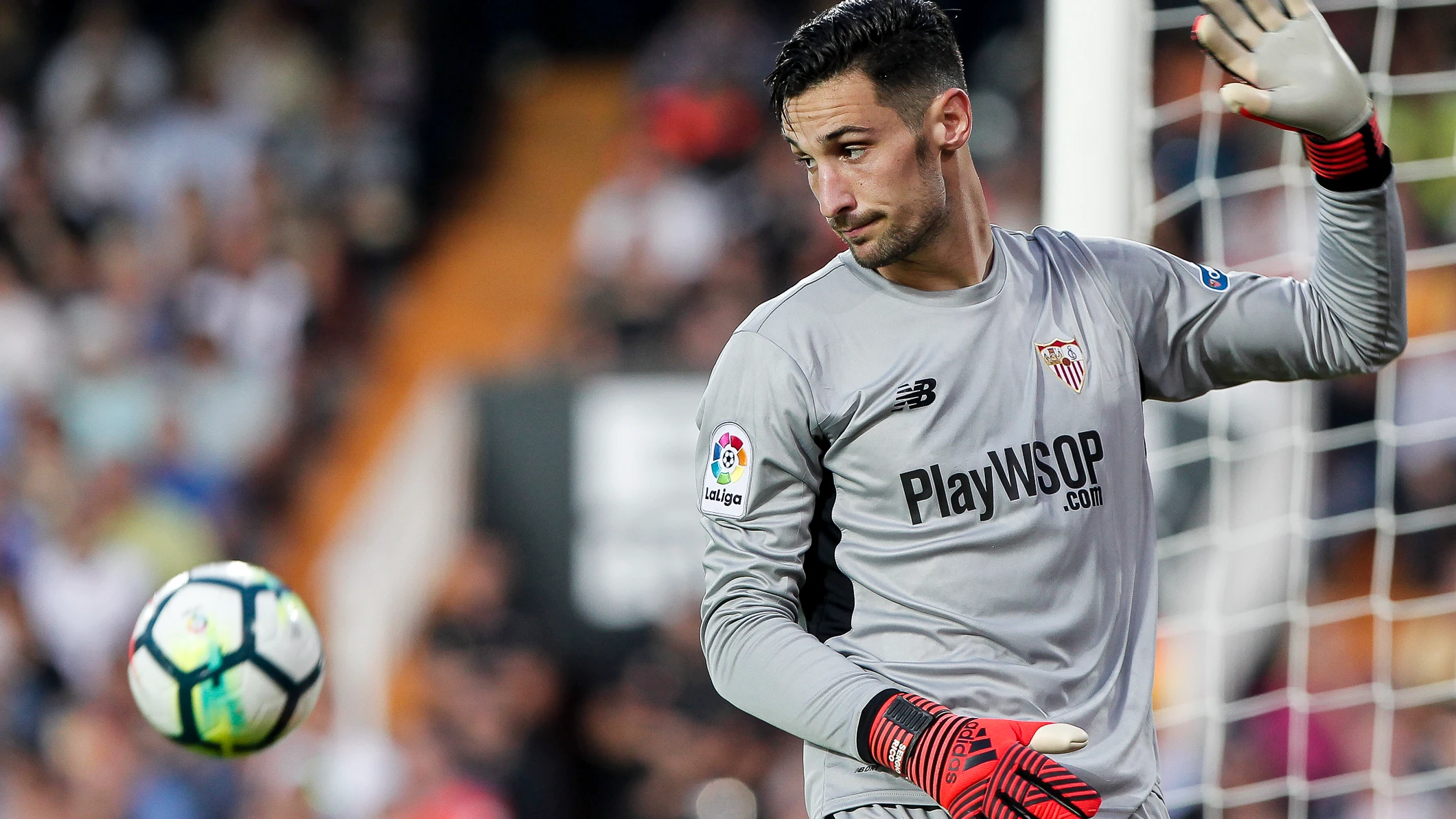Sergio Rico como guardameta del Sevilla