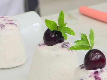 Un postre f&aacute;cil, r&aacute;pido y espectacular de Argui&ntilde;ano: semifr&iacute;o de cerezas