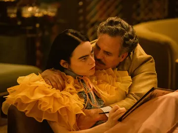 Emma Stone y Mark Ruffalo en 'Pobres criaturas' Emma Stone y Mark Ruffalo en 'Pobres criaturas'