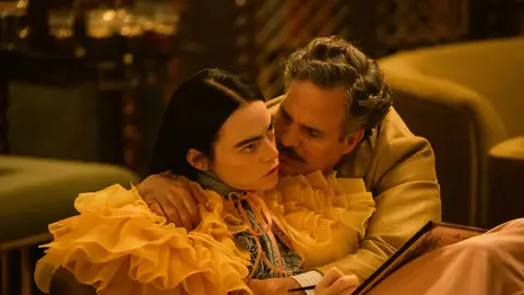 Emma Stone y Mark Ruffalo en 'Pobres criaturas' Emma Stone y Mark Ruffalo en 'Pobres criaturas'