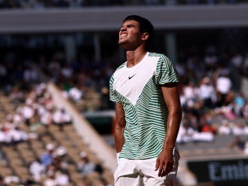 Carlos Alcaraz se duele de su lesión en las semifinales de Roland Garros