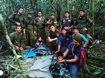 Imagen de soldados e indígenas junto a los niños rescatados tras 40 días en la selva