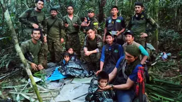 Imagen de soldados e indígenas junto a los niños rescatados tras 40 días en la selva