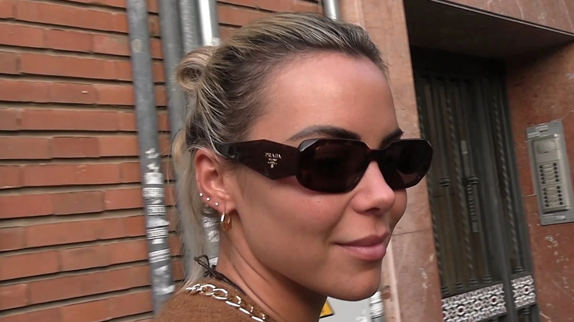 Alba Silva yendo a visitar a Sergio Rico Alba Silva yendo a visitar a Sergio Rico