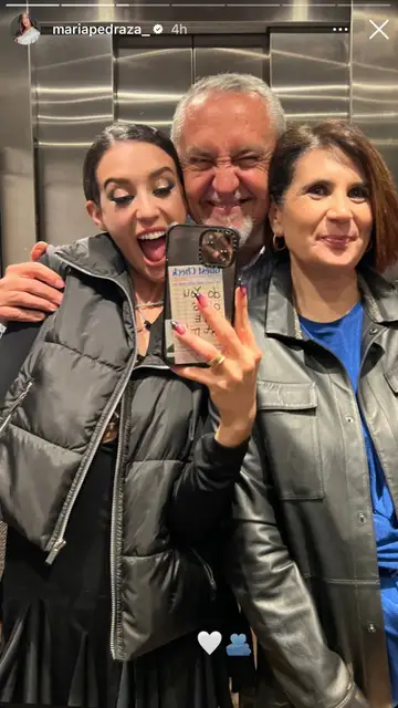 María Pedraza con sus padres María Pedraza con sus padres