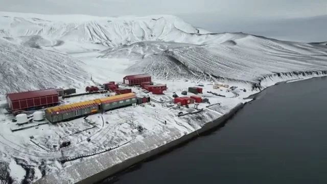 Las placas solares llegan a la base Ant&aacute;rtica Espa&ntilde;ola que vigila los volcanes 