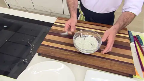 Para la salsa de yogur, introduce el yogur en un bol Para la salsa de yogur, introduce el yogur en un bol