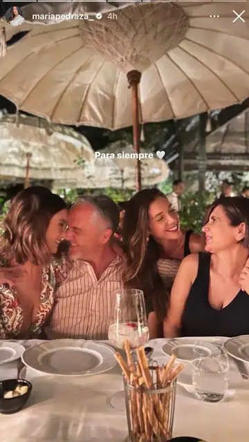 María Pedraza con sus padres y hermana María Pedraza con sus padres y hermana