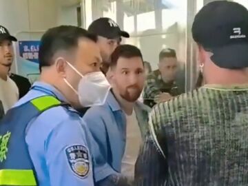 Leo Messi, en el aeropuerto de Pekín