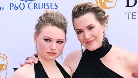 Mia Threapleton y Kate Winslet, madre e hija, en los BAFTA Mia Threapleton y Kate Winslet, madre e hija, en los BAFTA