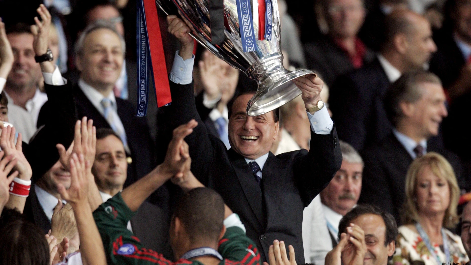 Silvio Berlusconi levanta la Champions League de 2007