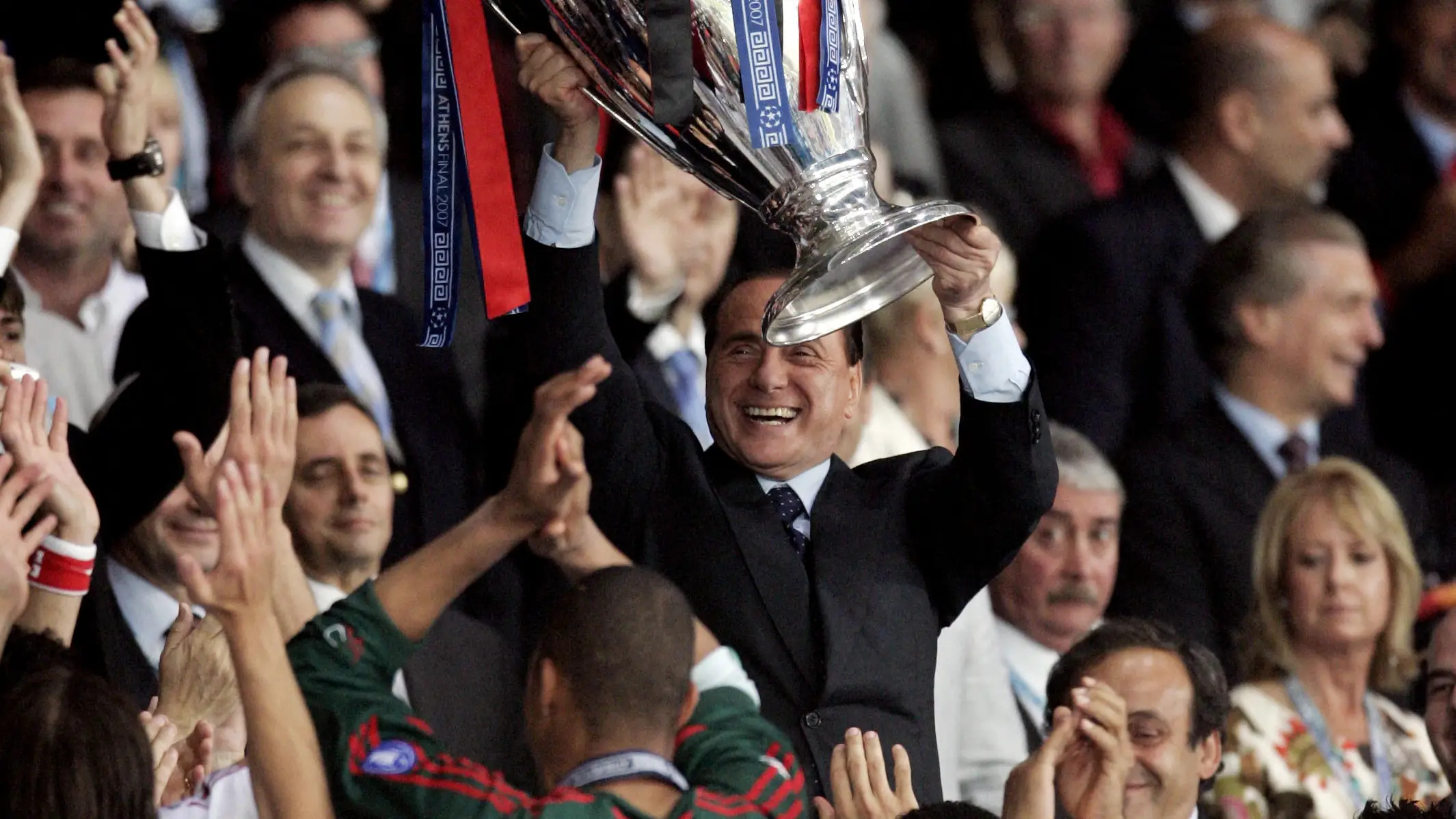 Silvio Berlusconi levanta la Champions League de 2007