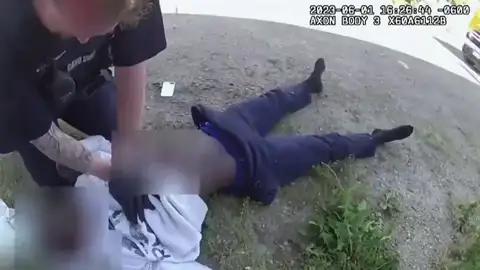 Policía intentado reanimar al menor Policía intentado reanimar al menor