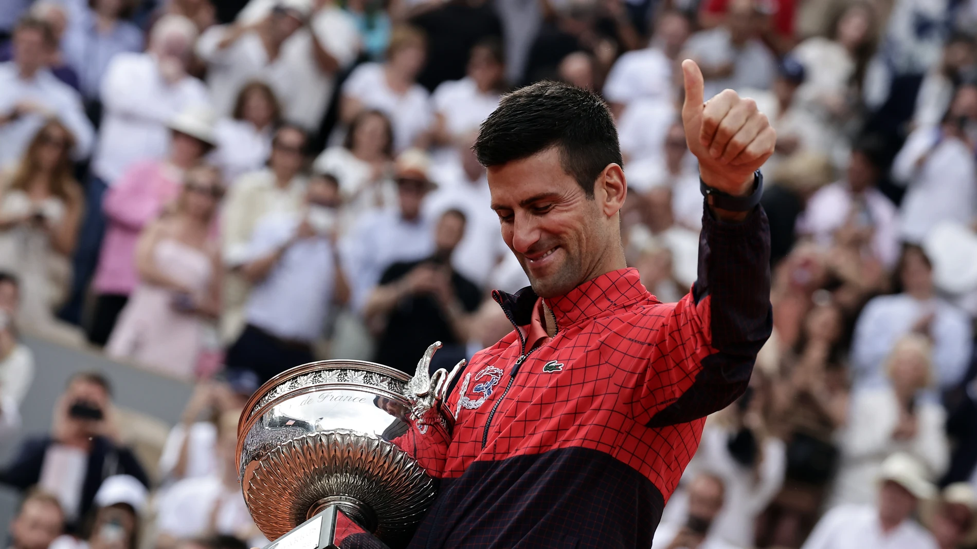 Novak Djokovic posa con su tercer Roland Garros