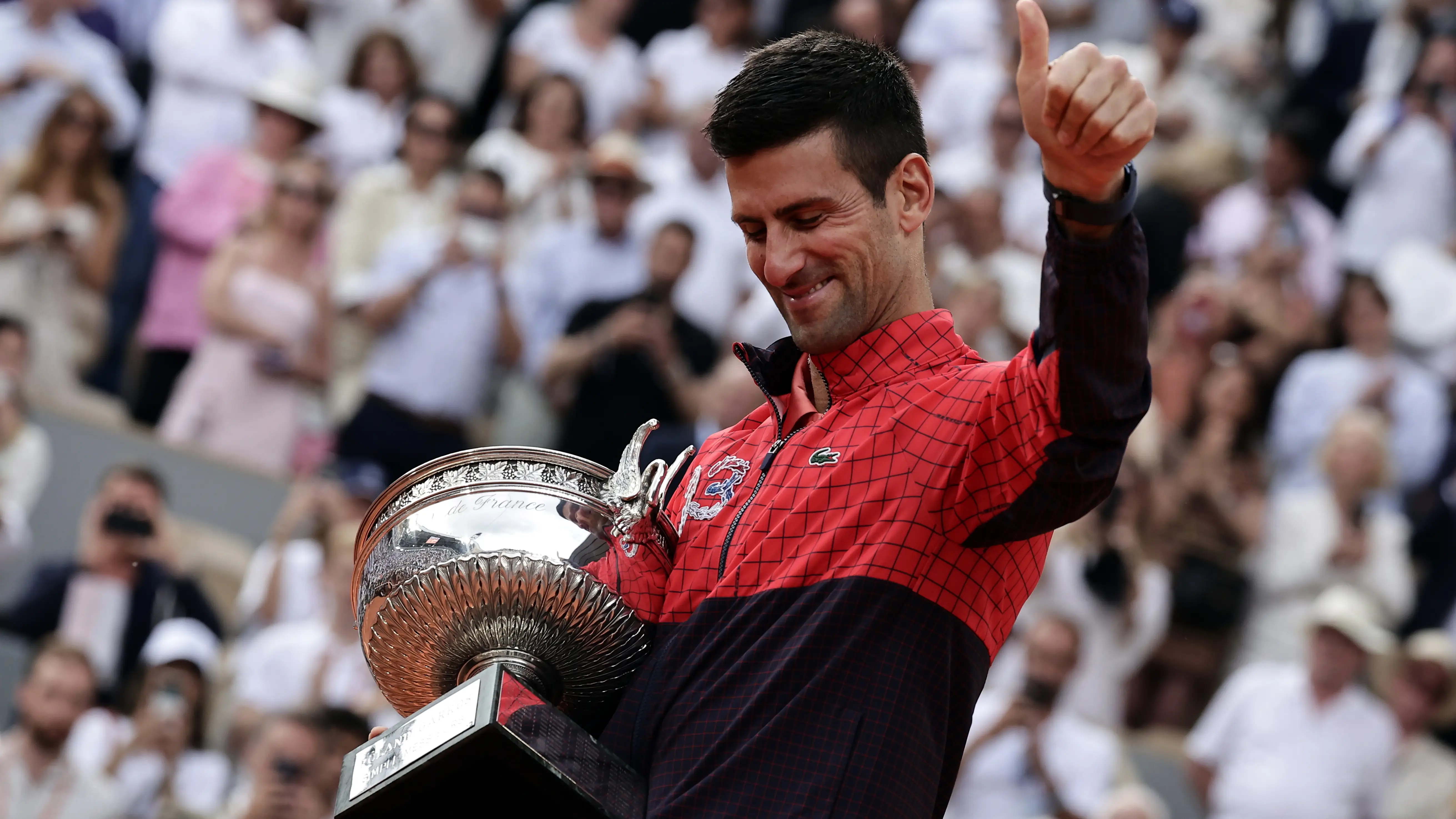 Novak Djokovic posa con su tercer Roland Garros Novak Djokovic posa con su tercer Roland Garros