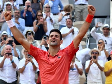 Djokovic celebra su victoria en Roland Garros