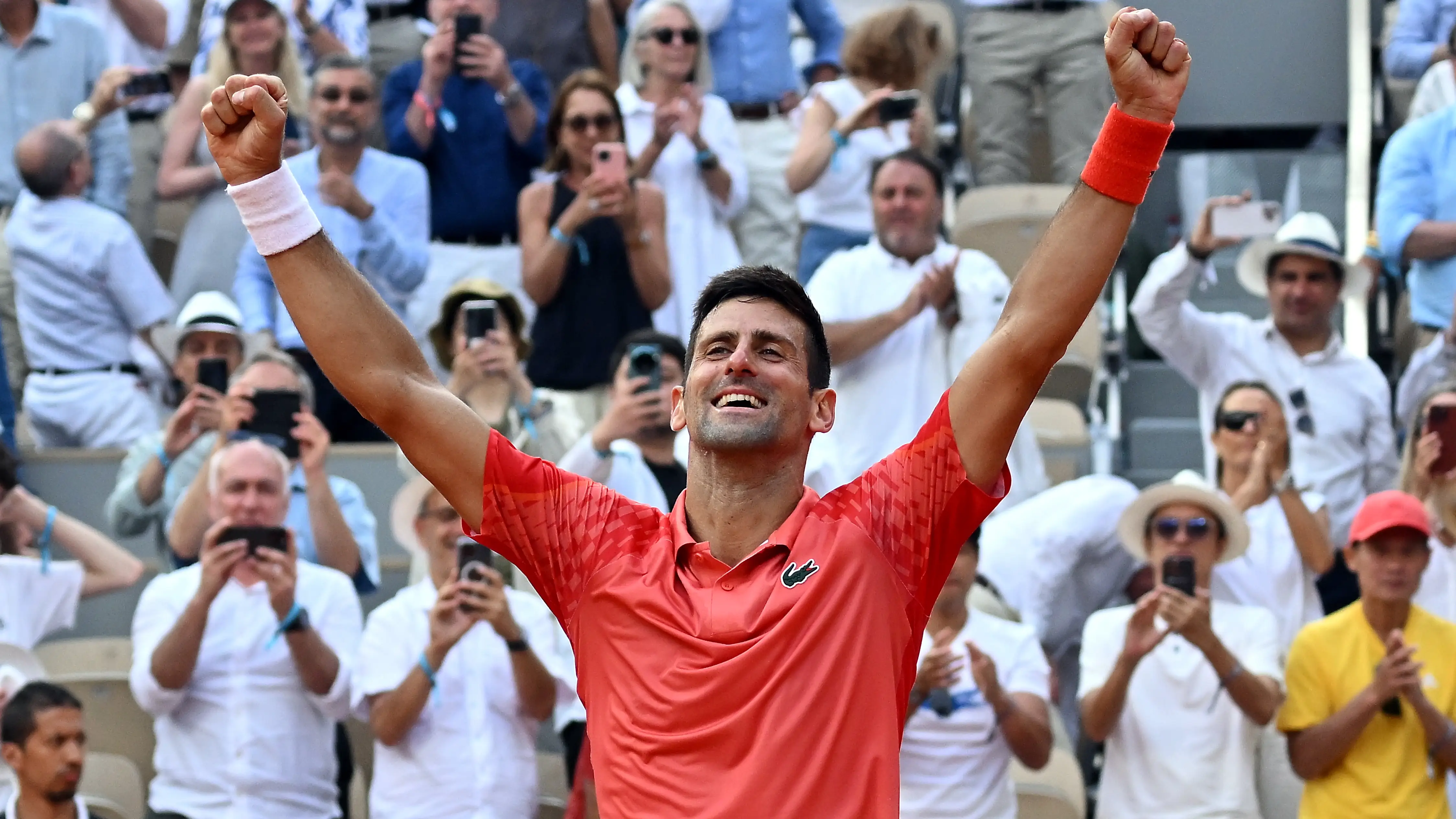 Djokovic celebra su victoria en Roland Garros Djokovic celebra su victoria en Roland Garros