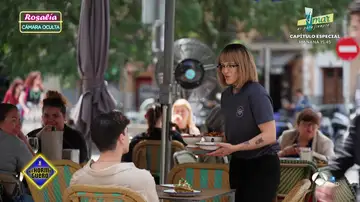 Rosalía convertida en camarera sorprende a sus fans