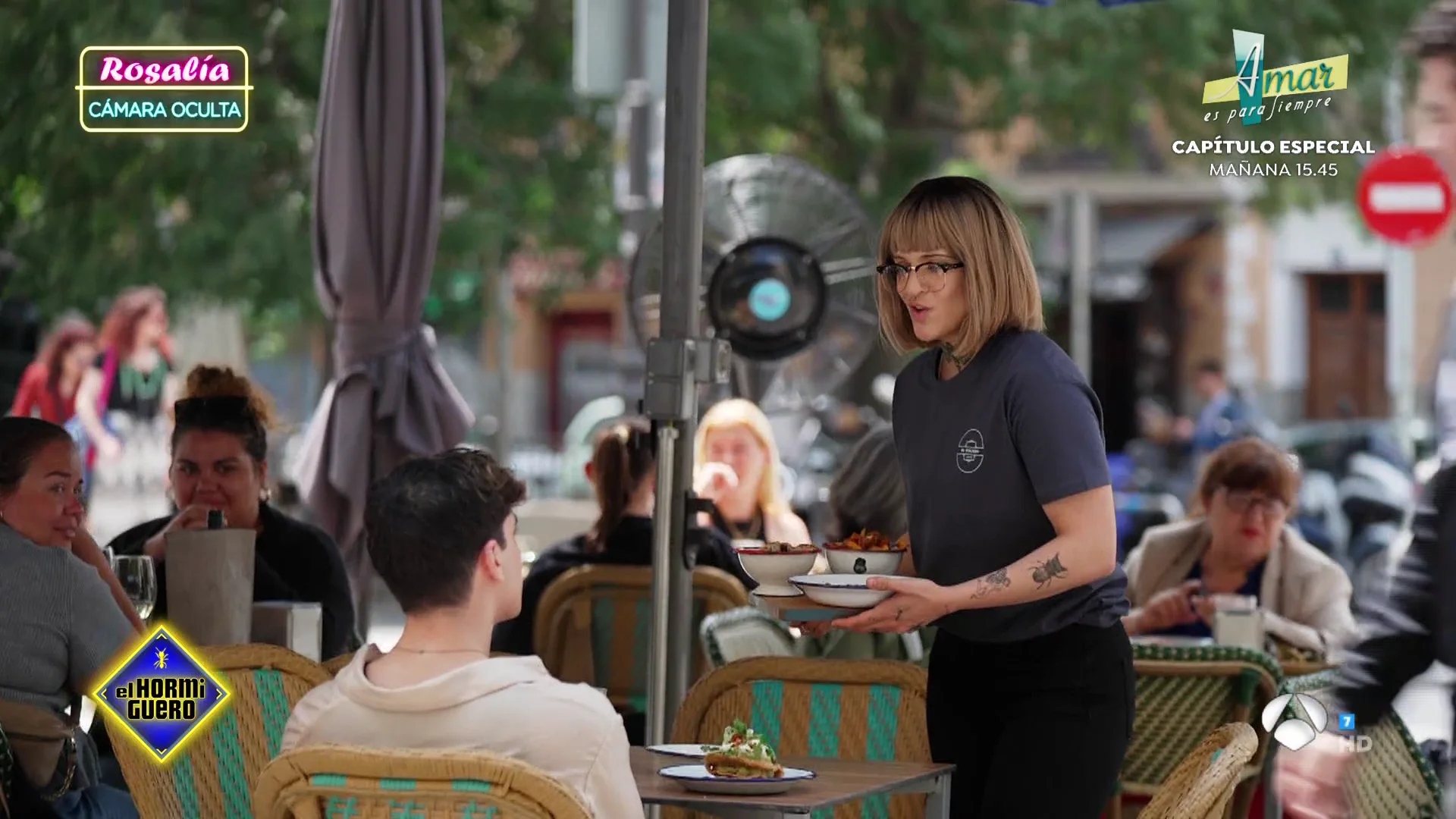 Rosalía convertida en camarera sorprende a sus fans Rosalía convertida en camarera sorprende a sus fans
