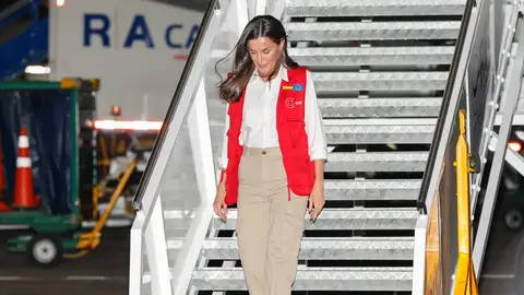 La reina Letizia bajando del avión La reina Letizia bajando del avión