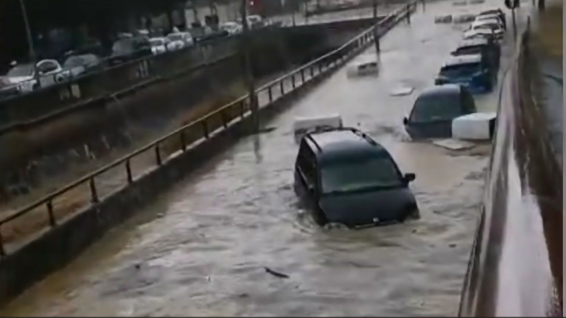 Calles inundadas, carreteras cortadas, desprendimientos y vehículos ...
