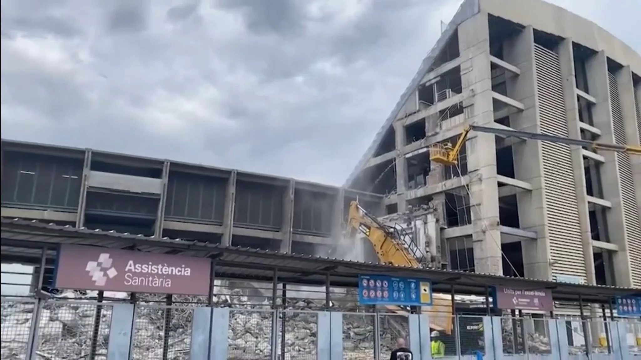 Imagen de la demolici&oacute;n del Camp Nou