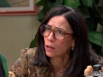 Nieves desvela a Manolita el cruel final de Ricardo tras un tenso enfrentamiento en el supermercado Nieves desvela a Manolita el cruel final de Ricardo tras un tenso enfrentamiento en el supermercado