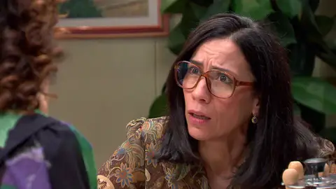 Nieves desvela a Manolita el cruel final de Ricardo tras un tenso enfrentamiento en el supermercado Nieves desvela a Manolita el cruel final de Ricardo tras un tenso enfrentamiento en el supermercado